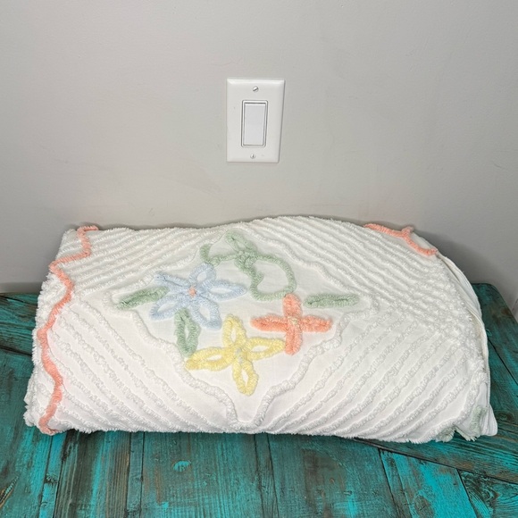 Vintage Chenille Bedspread, Queen/Full Size White Off White Pastel Floral Design - Picture 16 of 16